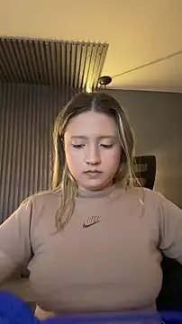 MiaPetit_ on StripChat