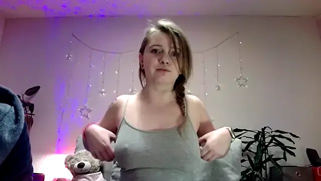 MichelleVibes18 on StripChat