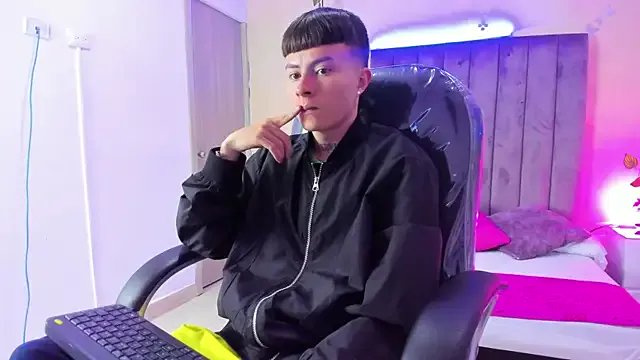 Nascary_Fox on StripChat