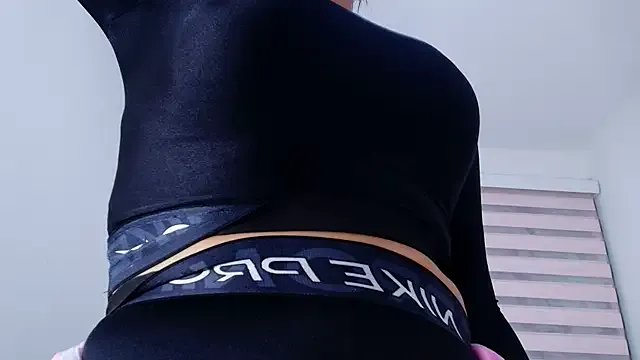 nicol_f on StripChat