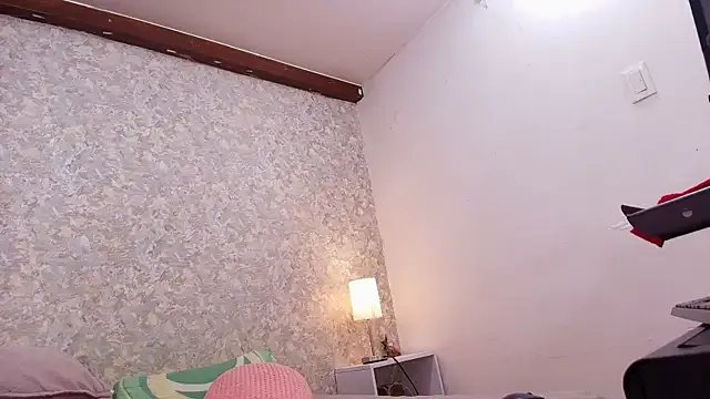 nicol_f on StripChat