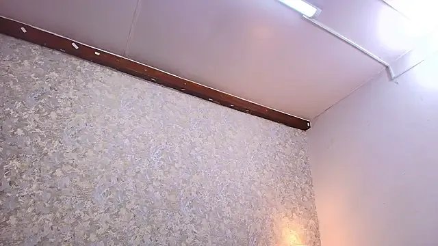 nicol_f on StripChat