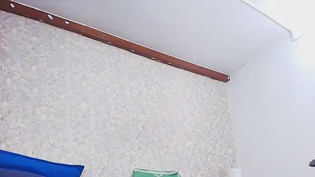 nicol_f on StripChat