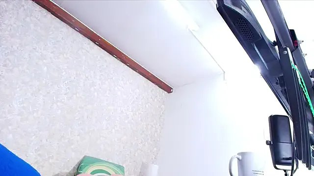 nicol_f on StripChat