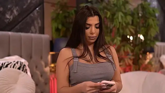 NicoleCellini on StripChat