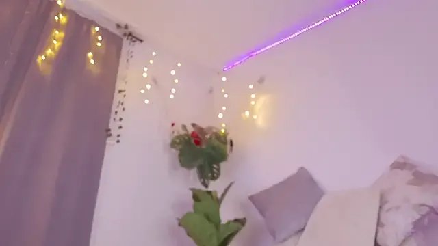 Nicolle_swt on StripChat