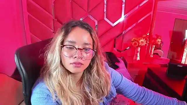 Olivia_Fox69 on StripChat