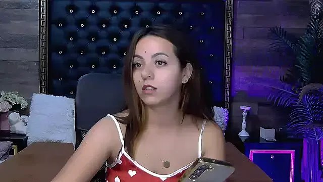 PlayfulElla on StripChat