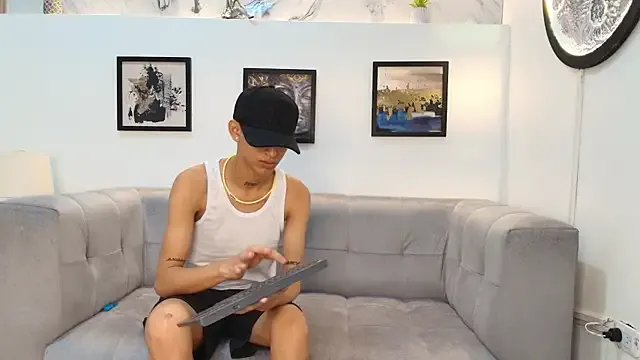 PRETTY_FEM on StripChat