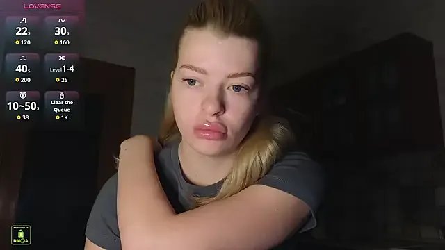 RinaBlondie on StripChat