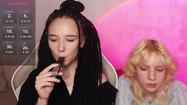 Robin_yourss on StripChat