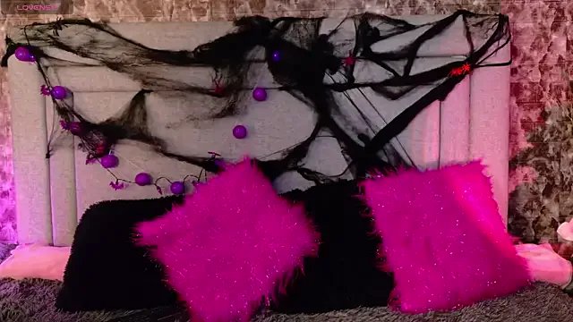 SharaRous on StripChat