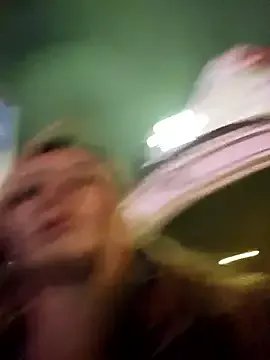 SheIsSomething on StripChat