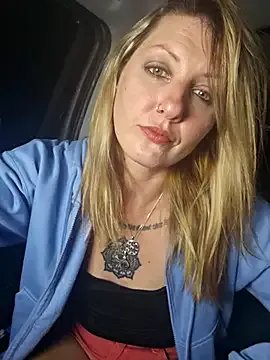 SheIsSomething on StripChat