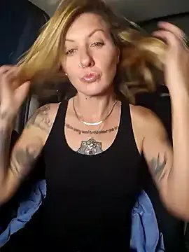 SheIsSomething on StripChat