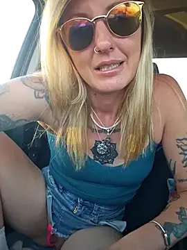 SheIsSomething on StripChat