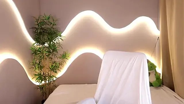 simone_sky on StripChat