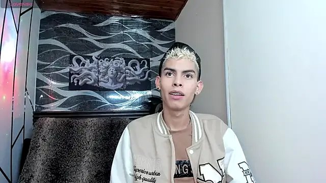 sky_jules on StripChat