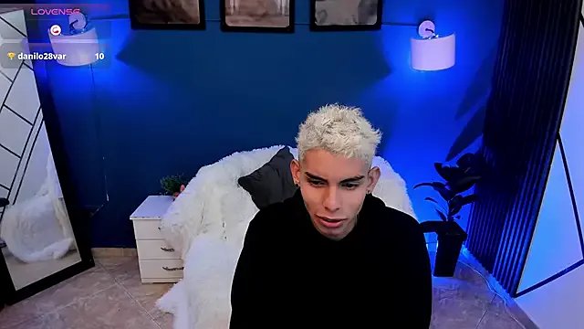 sky_jules on StripChat