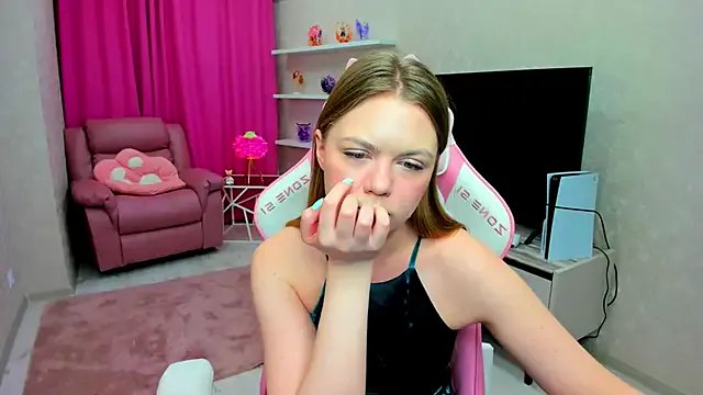 Strawberrye on StripChat