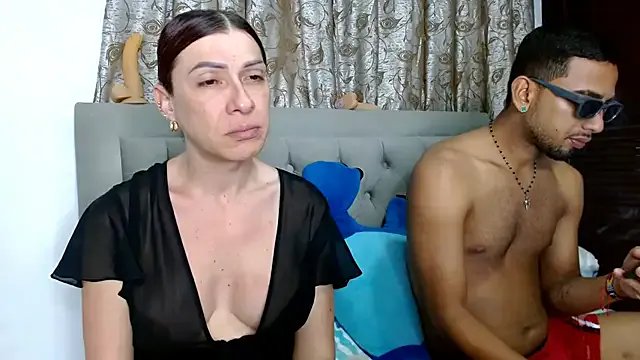 sweethoneytsx on StripChat