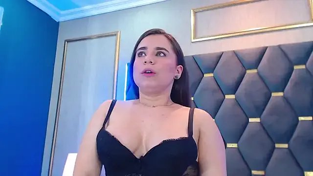 ThaniaJones on StripChat