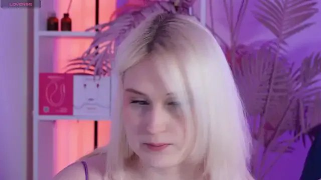 tiffannyjons — dildo in my pussy close to cam