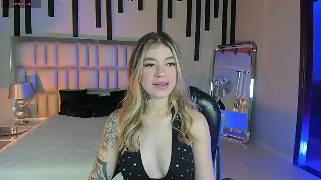 ViolettHansson on StripChat