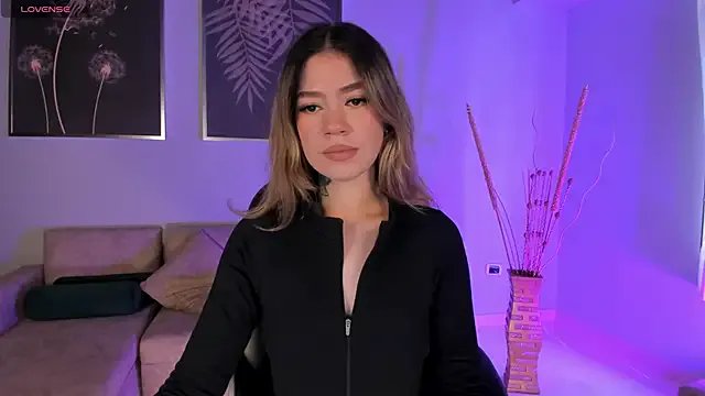 ViolettHansson on StripChat